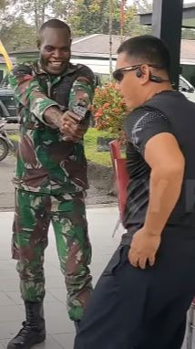 Prajurit TNI Asal Papua Tiba-tiba Todongkan Pistol Kepada Komandannya 'Mana Duit', Ending-nya Tertawa