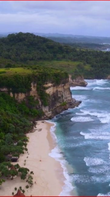 Padukan Pesona Pasir Putih dan Kemegahan Deretan Batuan Karang, Ini Keindahan Pantai Buyutan Pacitan