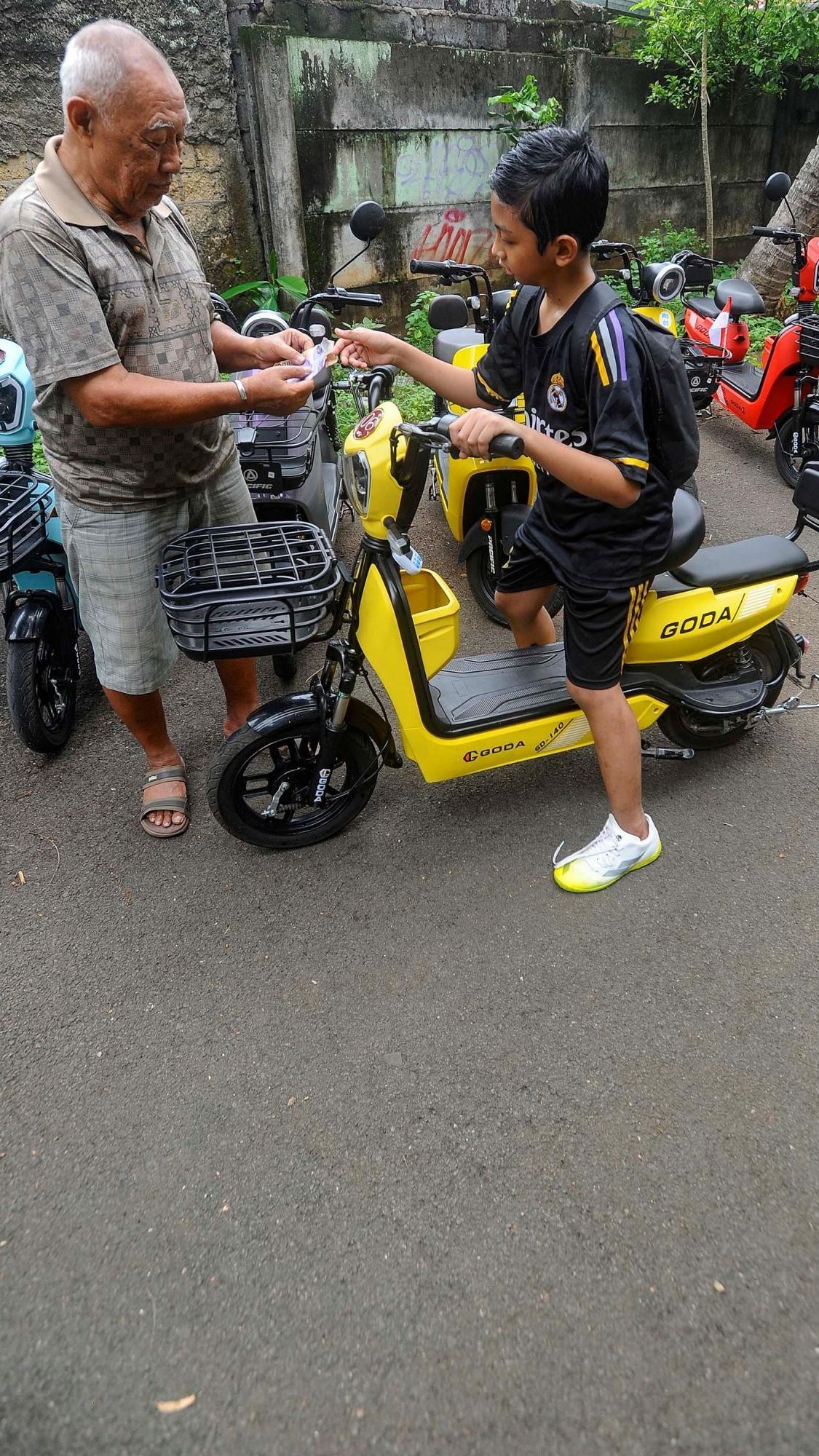 FOTO: Tren Bisnis Penyewaan Sepeda Listrik Menjamur di Depok