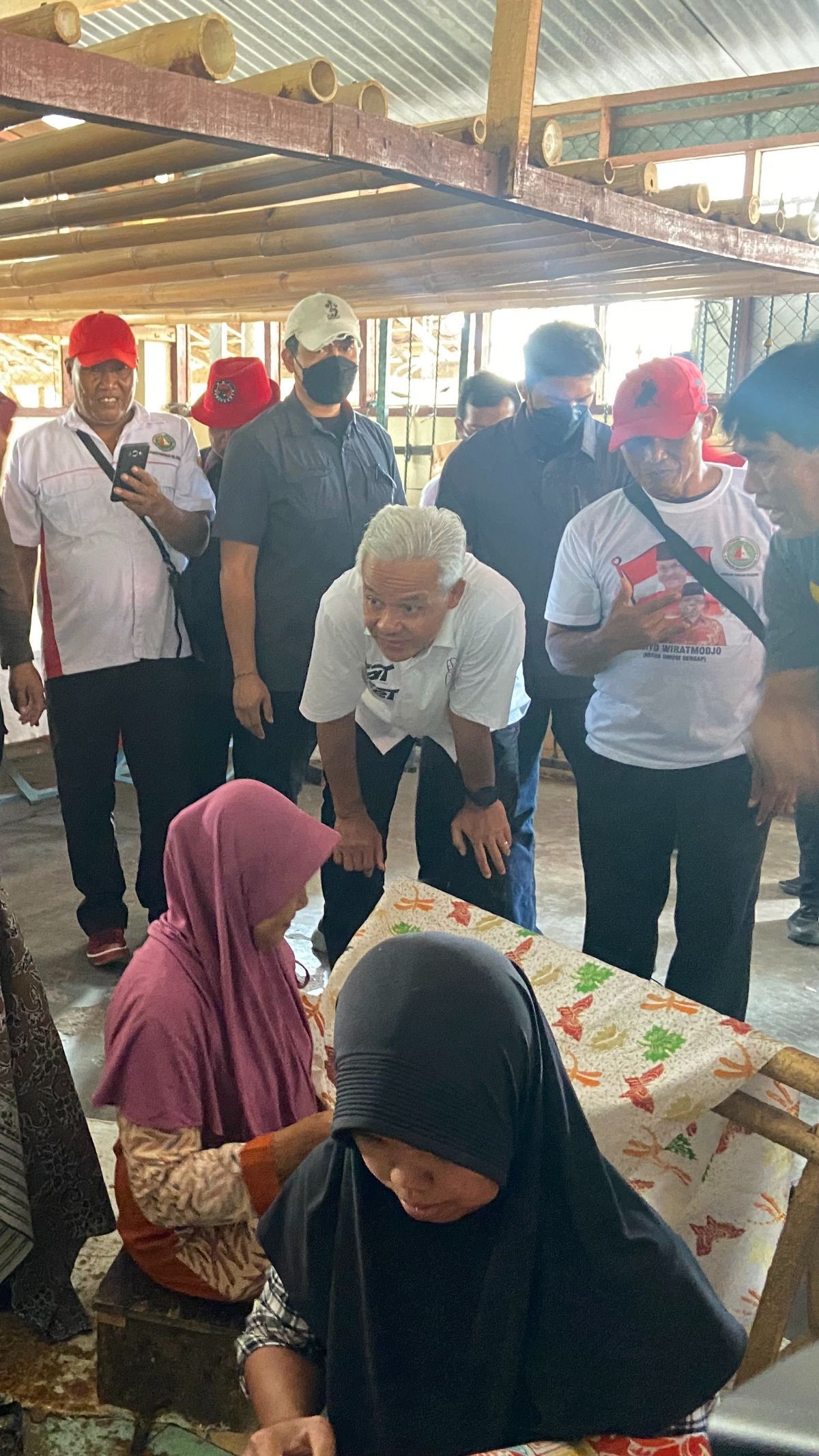 Kunjungi Pengrajin Batik Tradisional, Ganjar Dorong Permodalan Perbankan ke Tingkat Desa