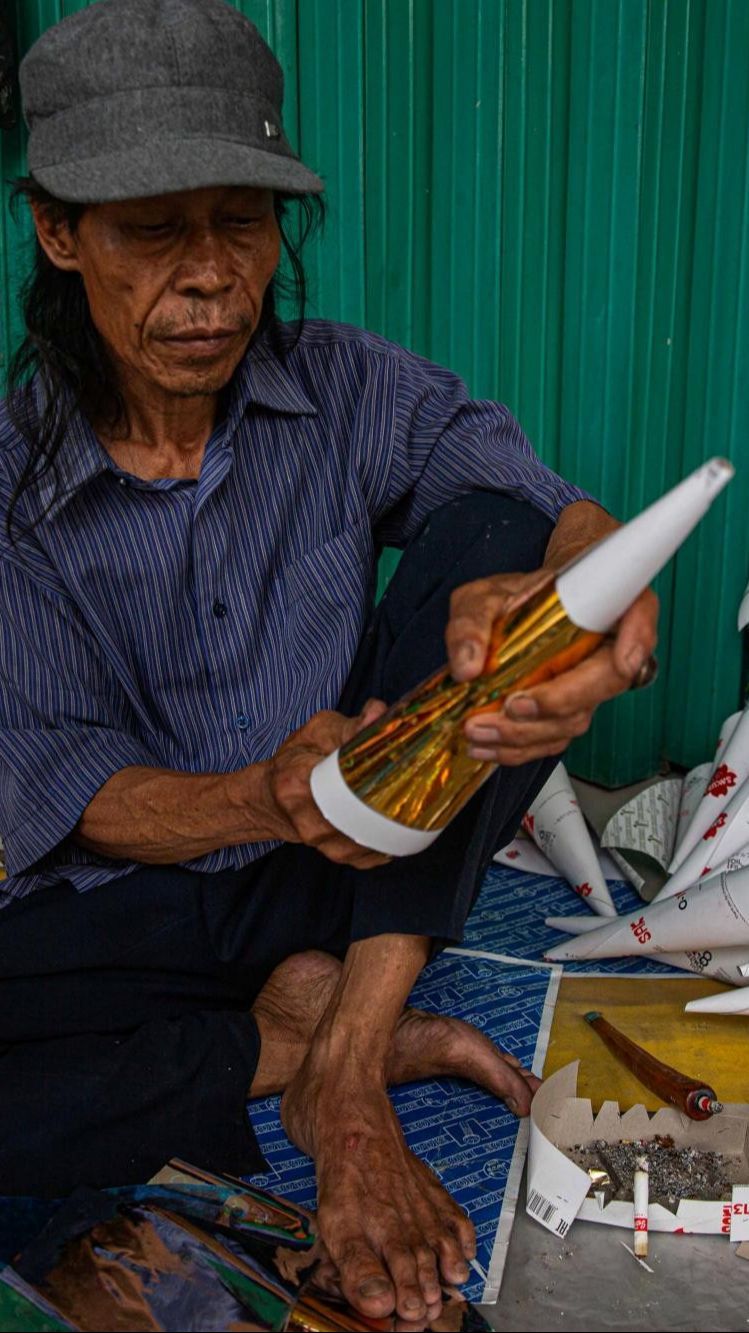 FOTO: Berharap Keberkahan Melimpah dari Penjualan Terompet Tahun Baru yang Mulai Marak