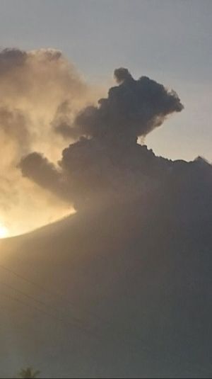 Gunung Lewotobi Flores Timur Erupsi, PVMBG Minta Masyarakat Waspada Gas Beracun