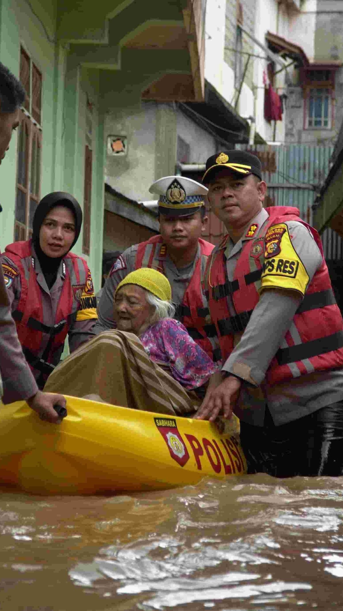 Aksi Heroik Perwira Polisi di Rokan Hulu Evakuasi Nenek Sahar Berusia Hampir Seabad dari Banjir