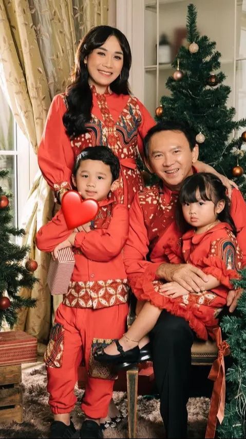 Potret Kompak Ahok dan Puput Nastiti Berbatik Nuansa Merah Rayakan Natal 2023