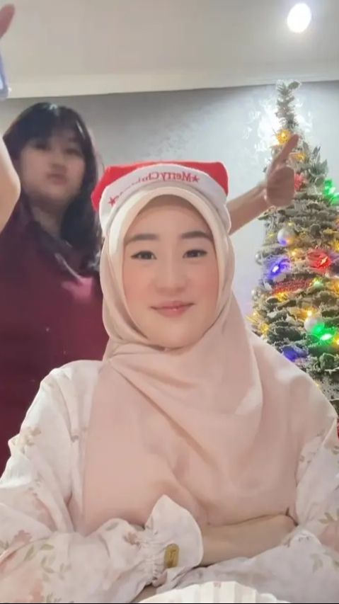 Foto-Foto Harmonis Artis Turut Hadir Rayakan Natal Bareng Keluarga yang Beda Agama