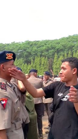 Momen Anggota Brimob Ditampari Adik Polisi Usai Pelantikan, Ternyata Pangkat Sang Kakak di Bawah Kembarannya