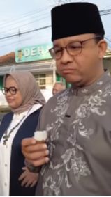 Pulang Kampung Ke Kuningan Jawa Barat, Capres Anies Baswedan Tak Malu Sarapan Serabi Panas di Pinggir Jalan