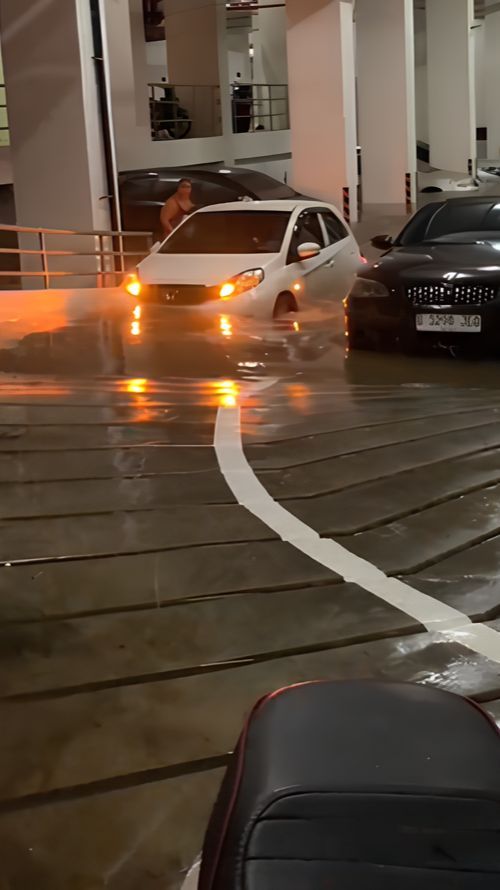 Viral Tempat Parkir di Tangerang Kebanjiran, Air Sampai Masuk ke Dalam Mobil