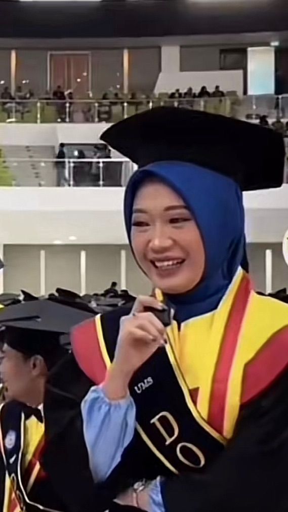 Viral Wanita Umur 25 Tahun Ini Dikira Baru Lulus S1, Ternyata Wisuda S3