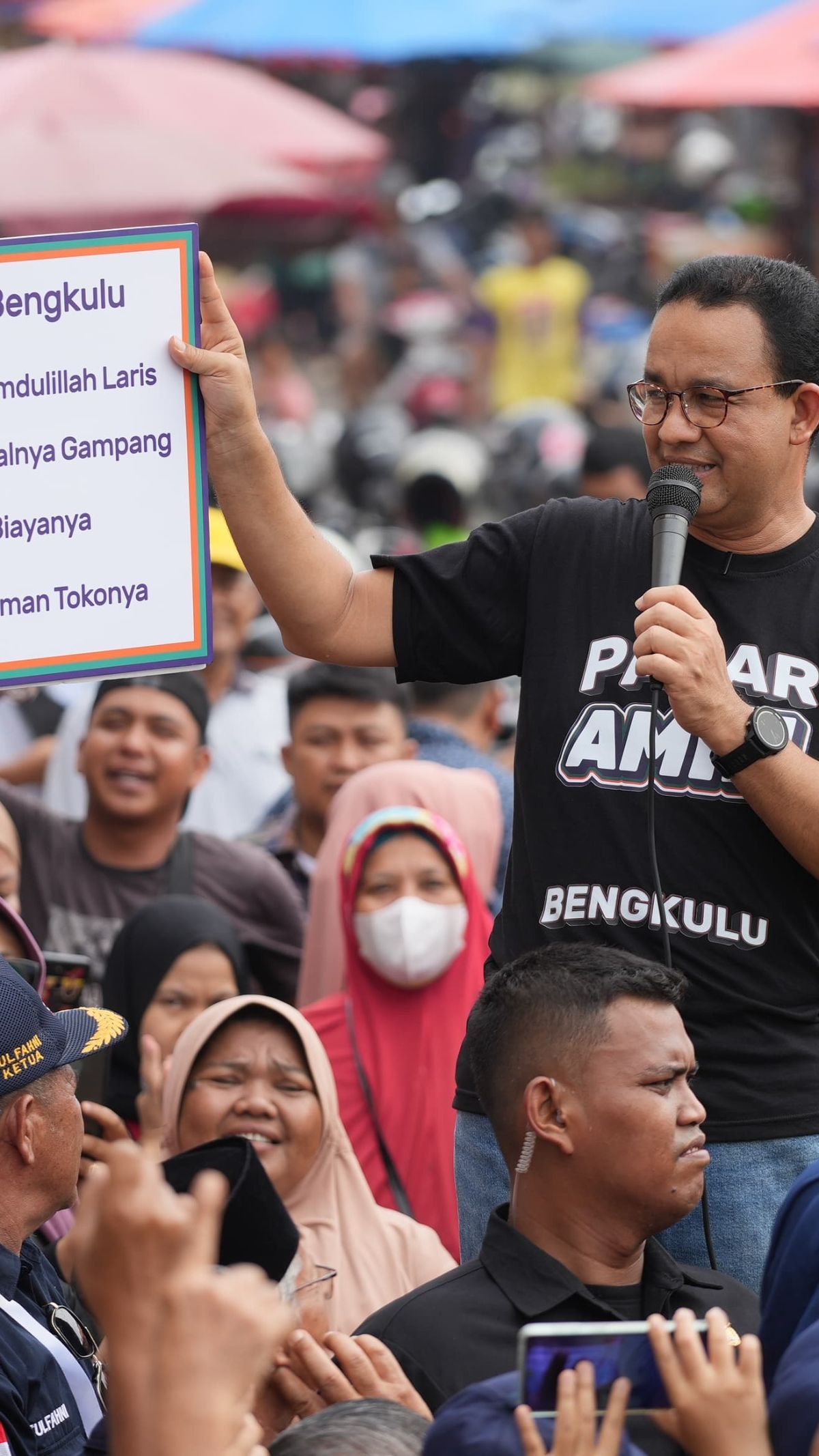 VIDEO: Emak-Emak Kacamata Serobot Ambil Mik Desak Anies di Banyuwangi, Ini Permintaannya