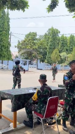 Momen Haru Anggota Wanita TNI Jenguk Adik Tengah Pendidikan Tentara, Tiba-tiba Disuruh Push Up