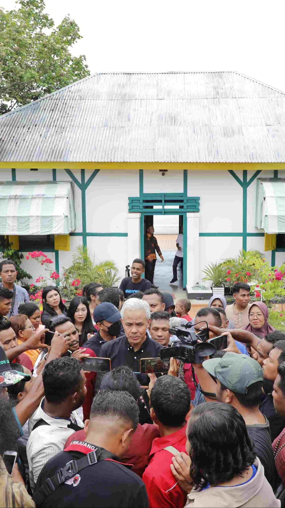 Para Santri Pendukung Ganjar Ziarah ke Makam Wali Songo, Ini Tujuannya