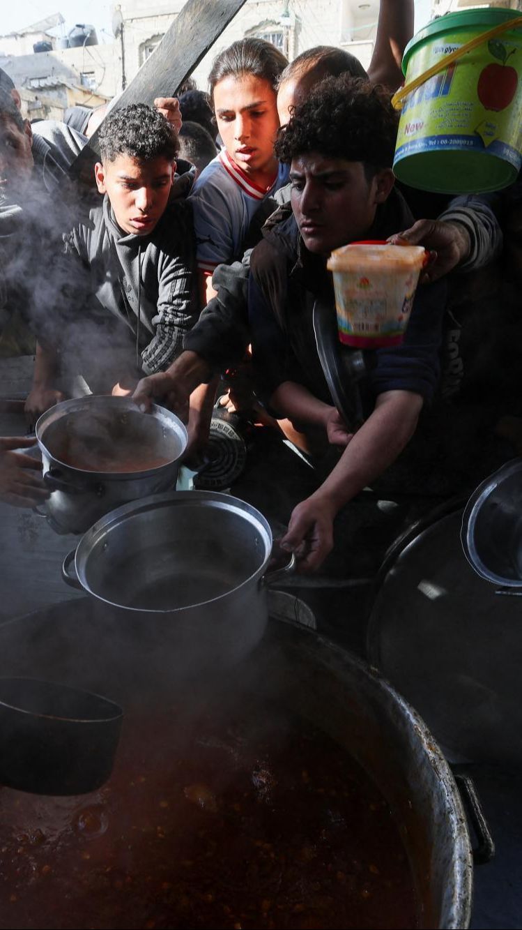 FOTO: Meratapi Warga Palestina di Kamp Pengungsi Rafah yang Semakin Memprihatinkan: Mereka Kelaparan Sampai Berebut Makanan