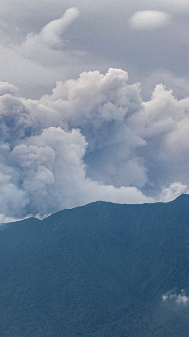 Sabtu Pagi, Gunung Marapi Sumbar Kembali Erupsi Diiringi Dentuman Keras