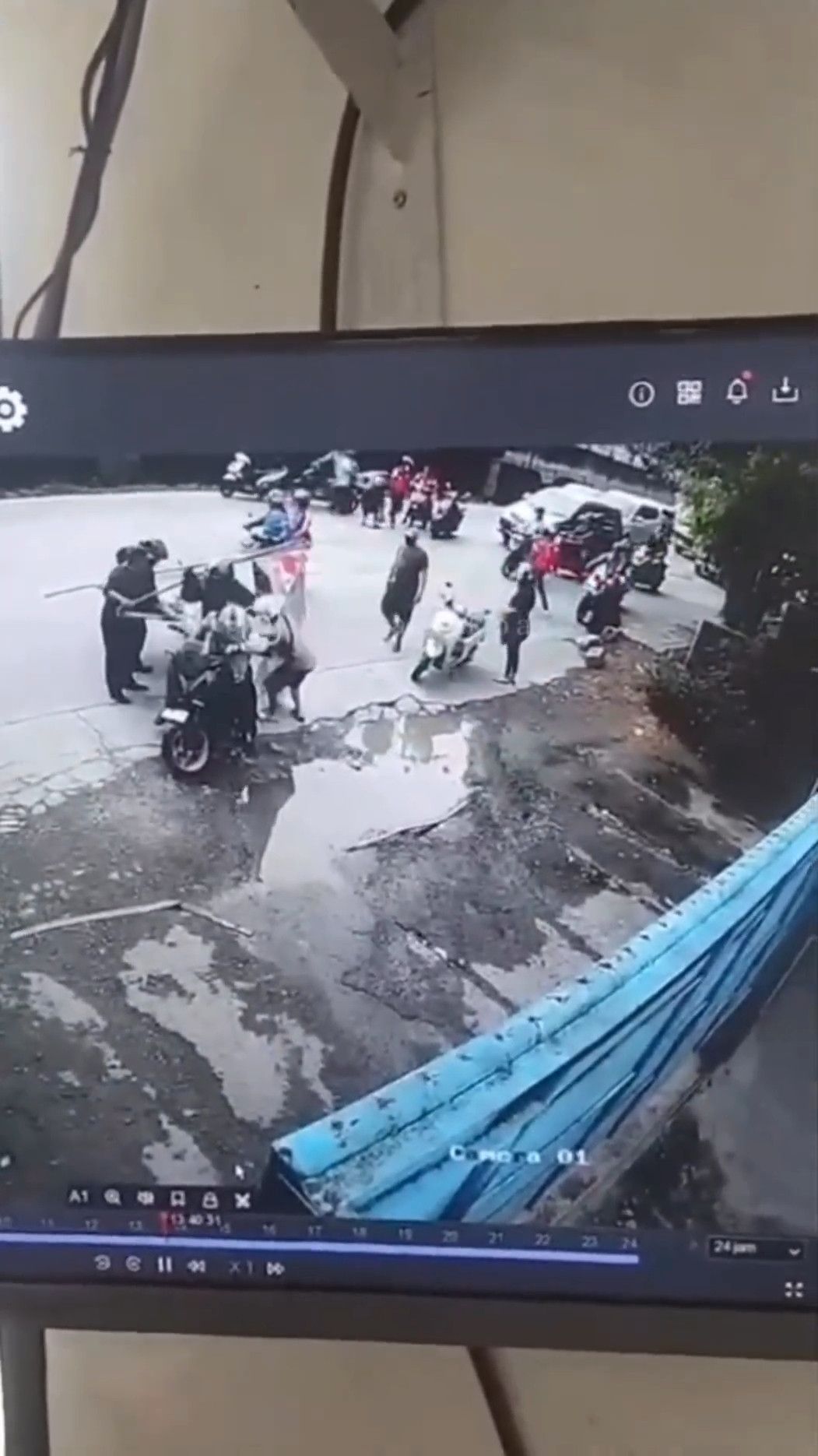 Tak Hanya di Kembangan, Baliho Caleg PSI di Tambora juga Jatuh Timpa Pemotor hingga Kaki Dipasang Gibs