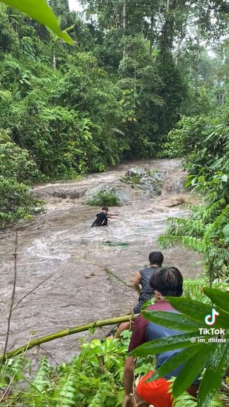 Viral Momen Menegangkan Penyelamatan Pemuda yang Terjebak di Tengah Sungai, Endingnya Bikin Heran Warganet