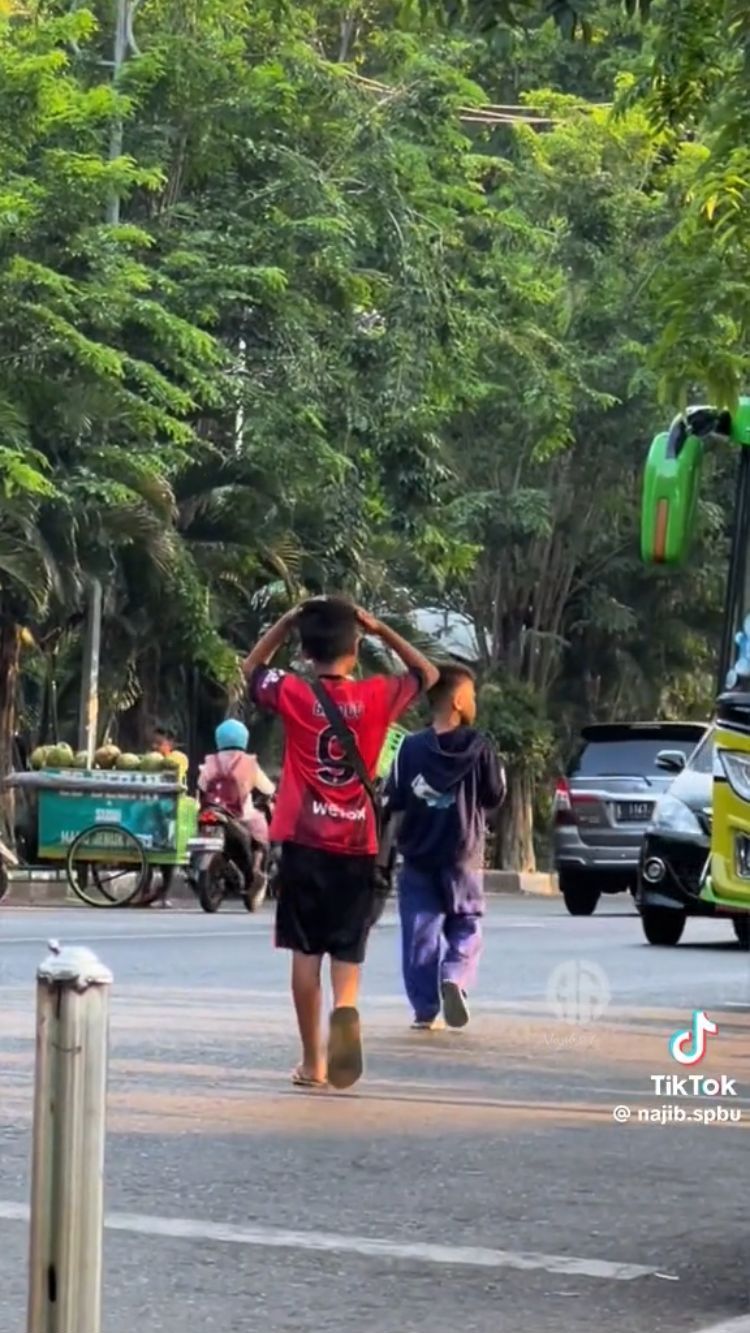 Viral Kisah Dua Sahabat Jualan Makanan Ringan untuk Bantu Orang Tua, Bikin Haru