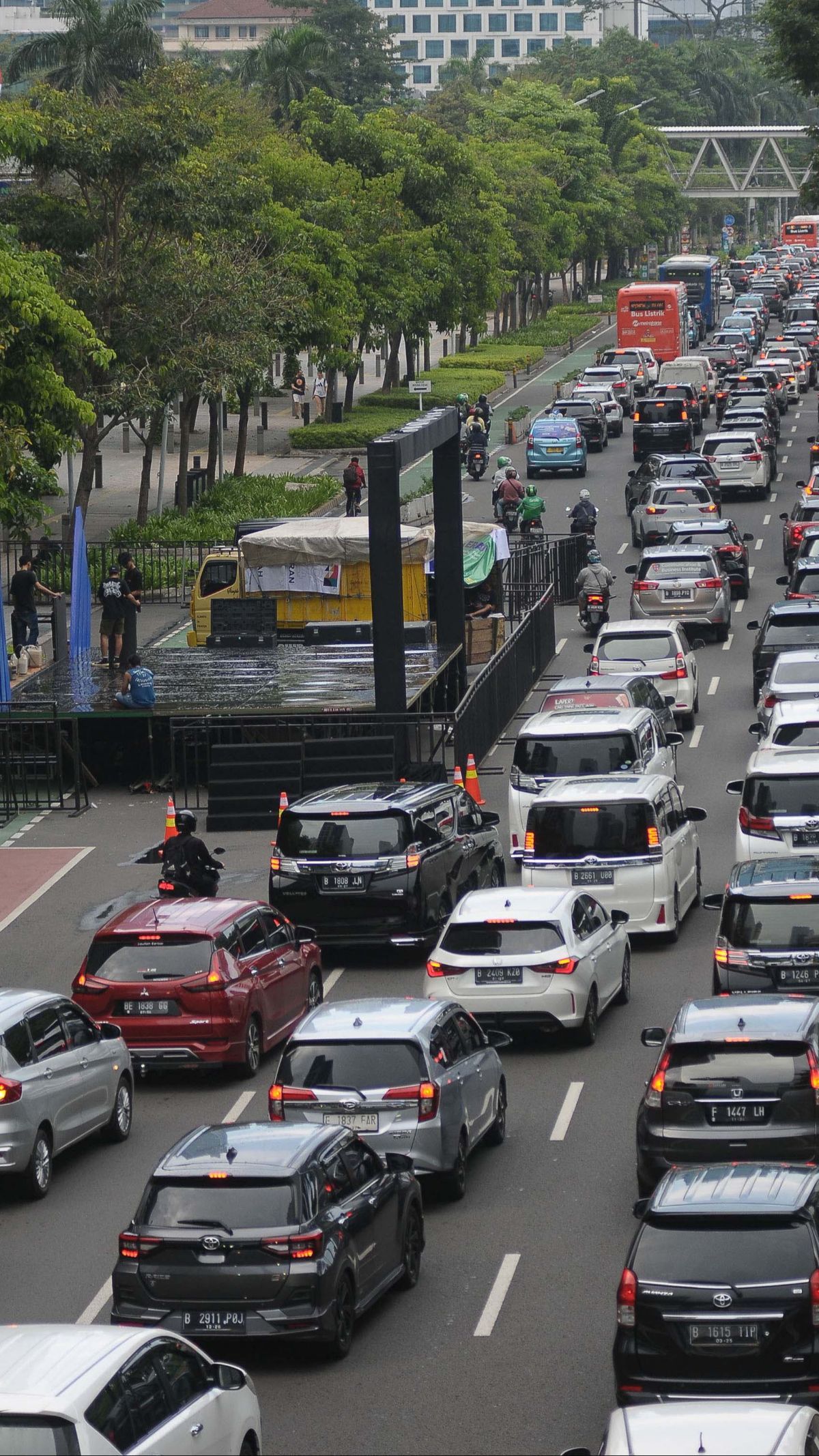 FOTO: Panggung Hiburan Malam Muda Mudi Tahun Baru 2024 Mulai Dibangun di Kawasan Sudirman-Thamrin