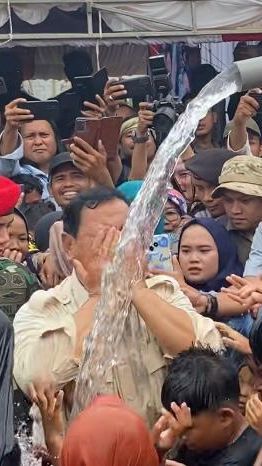 Saat Prabowo Gembira Bermain Air dengan Bocah-Bocah di Sukabumi