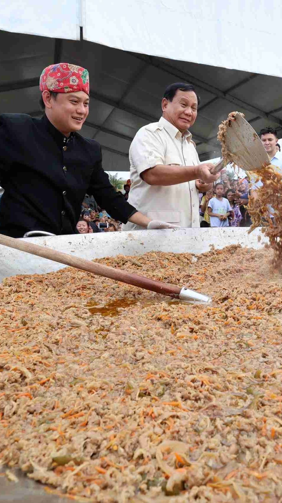 Potret Prabowo 'Masak Besar' Bareng Chef Bobon di Cilincing, Ikut Aduk Masakan di Kuali Raksasa