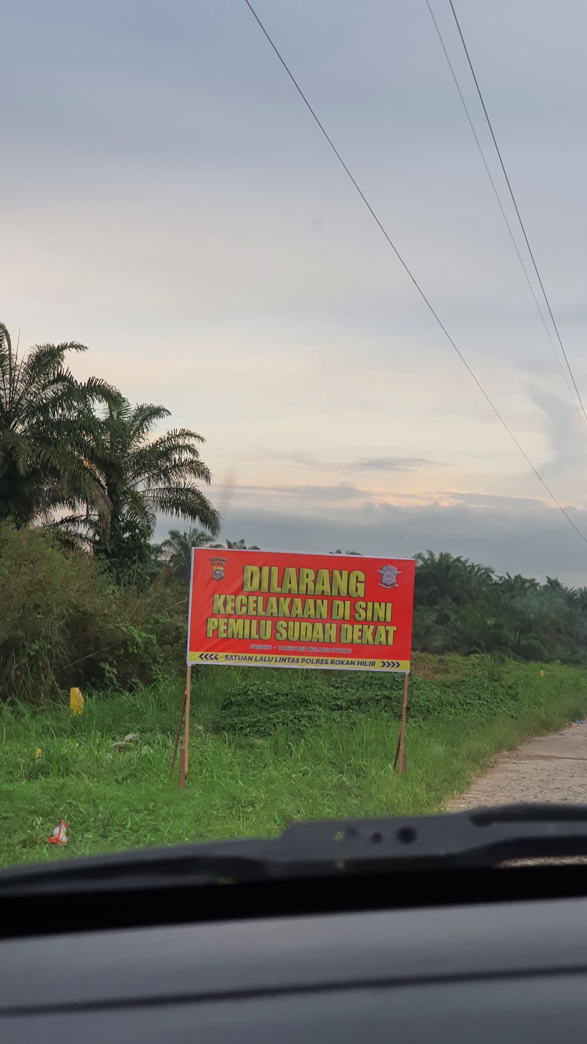 Spanduk Lucu Polres Rohil: Dilarang Kecelakaan Di Sini, Pemilu Sudah Dekat