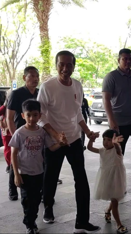 Ditinggal Gibran Kampanye, Jokowi Momong Jan Ethes dan La Lembah Manah Jelang Tahun Baru