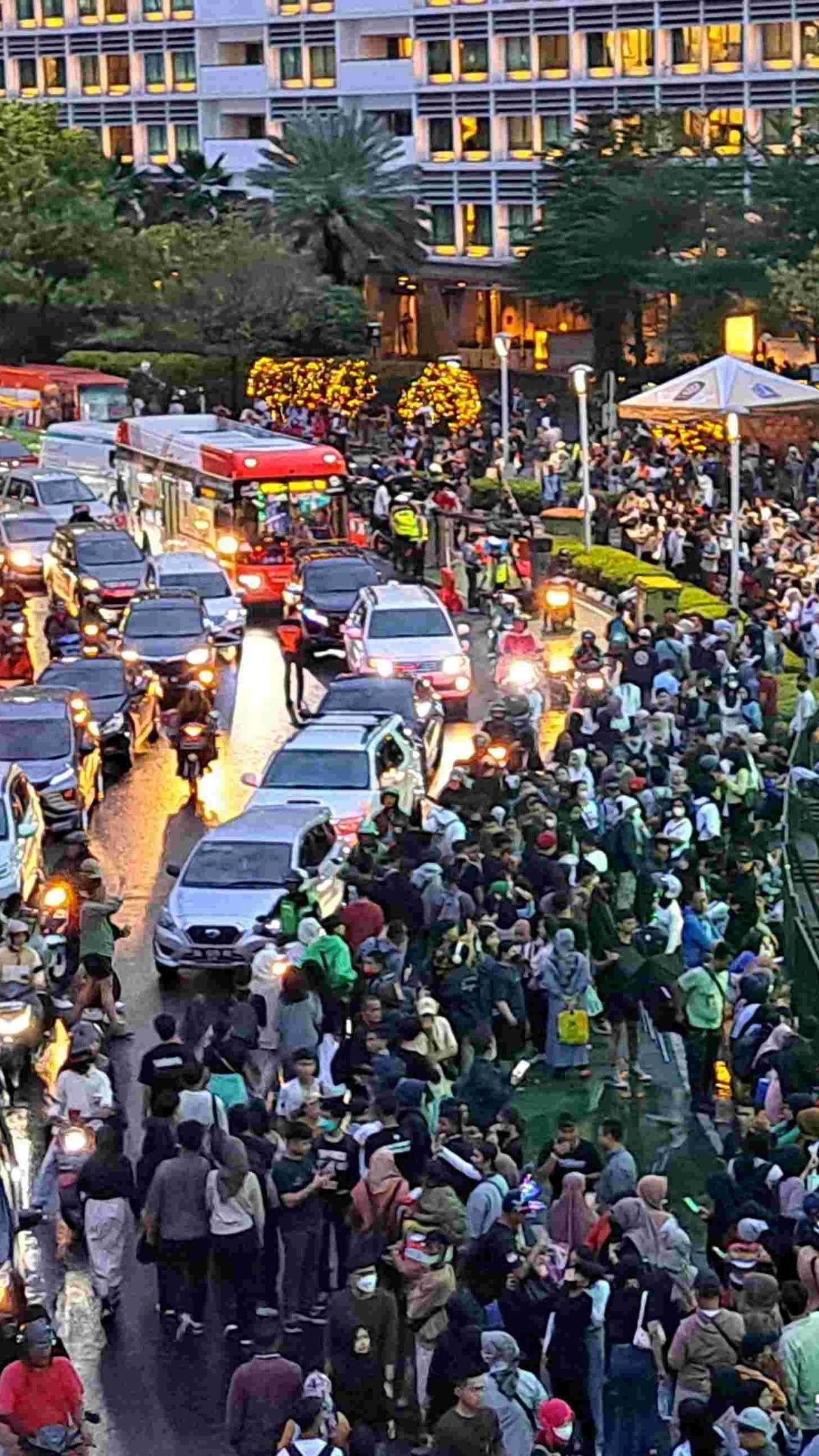 Warga Jakarta Mulai Padati Kawasan Bundaran HI jelang Perayaan Tahun Baru