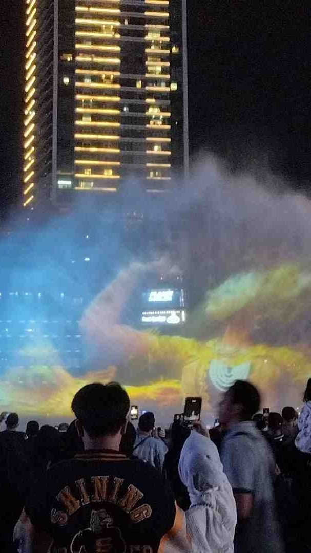 Bundaran HI Mulai Padat jelang Tahun Baru, Warga Kagum dengan Pertunjukan Water Mist