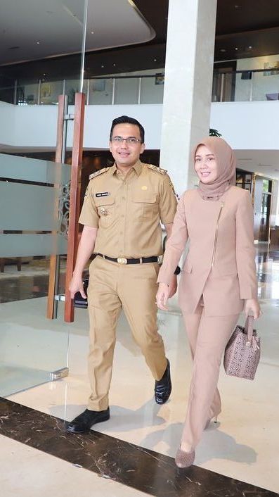 Potret Cantik Dine Mutiara Dampingi Sahrul Gunawan Dinas, Ngaku Simulasi Jadi PNS tapi Nangis Sepanjang Acara