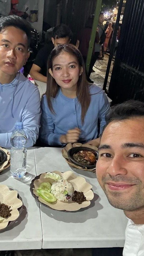 Potret Raffi Ahmad Temani Gibran Rakabuming dan Selvi Makan Bebek di Warung Kaki 5 'Makasi Sudah Mampir'