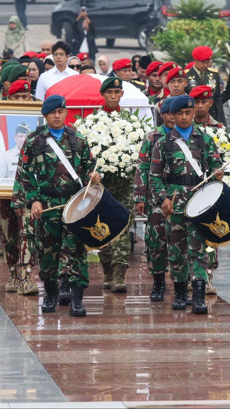 FOTO: Momen Upacara Militer Pemakaman Letjen TNI Doni Monardo di Taman Makam Pahlawan Kalibata