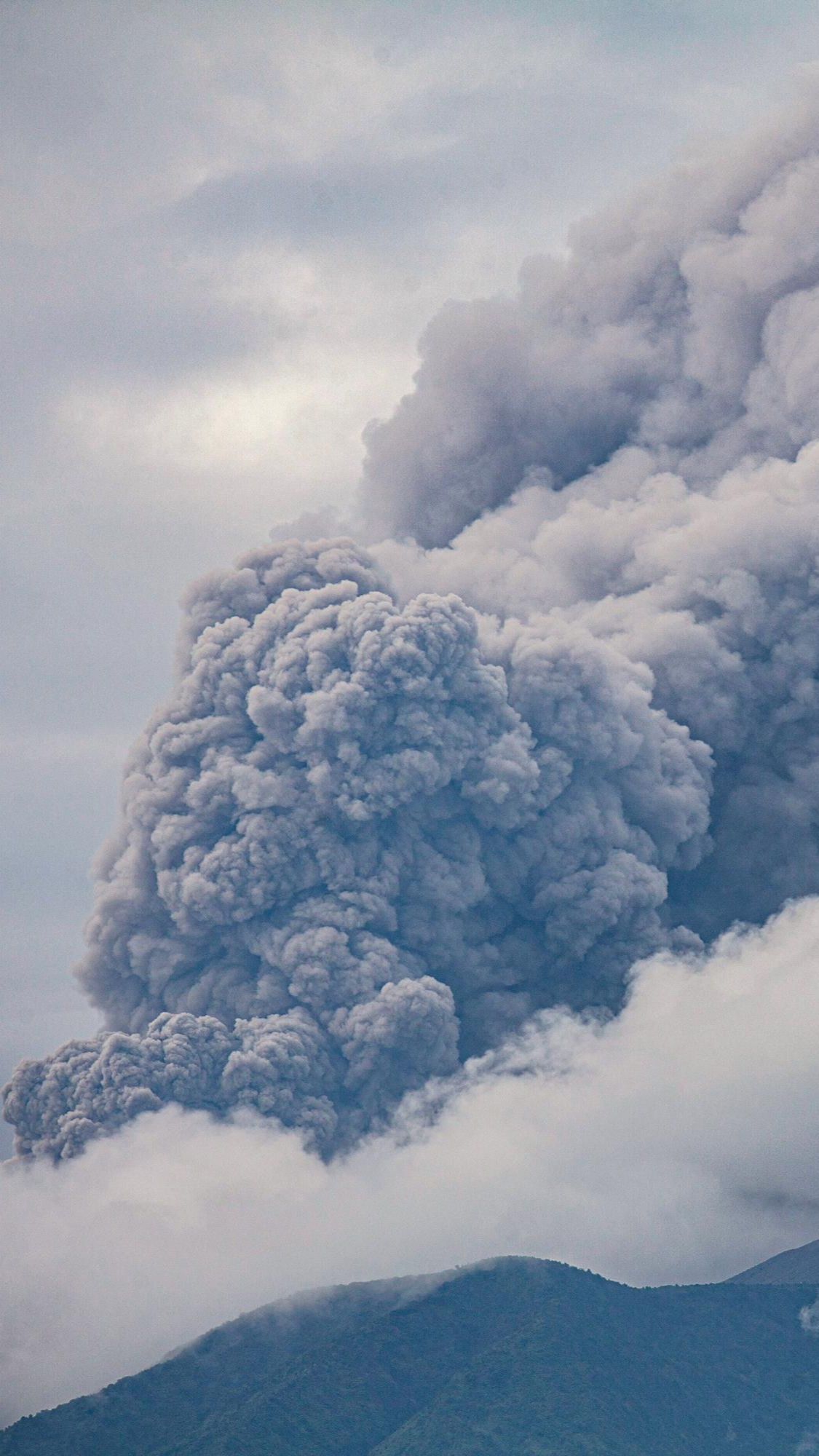 FOTO: Penampakan Gunung Marapi di Sumatera Barat Saat Muntahkan Abu Vulkanik hingga Ketinggian 3.000 Meter