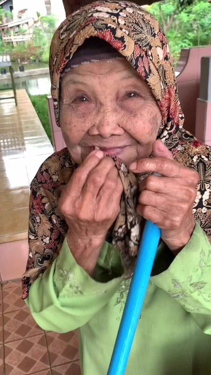 VIDEO: Nenek 70 Tahun Setiap Hari Bersihkan Masjid, Wasiatnya Bikin Terenyuh