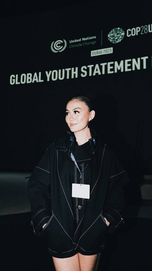 Cantiknya Agnez Mo Hadiri Konferensi di Dubai, Tampil Anggun Dalam Balutan Busana Batik