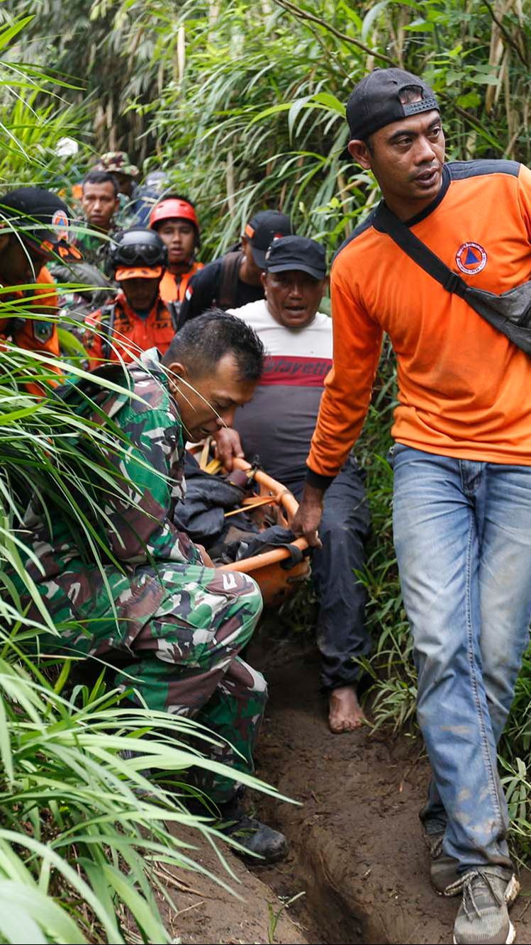 FOTO: Tim SAR Gabungan Evakuasi Jenazah Pendaki Korban Erupsi Gunung Marapi