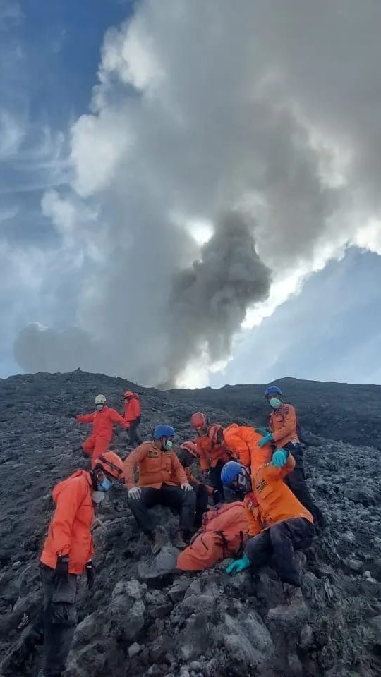 Erupsi Gunung Marapi, 8 Pendaki yang Meninggal Dievakuasi, 10 Lainnya Masih Dicari