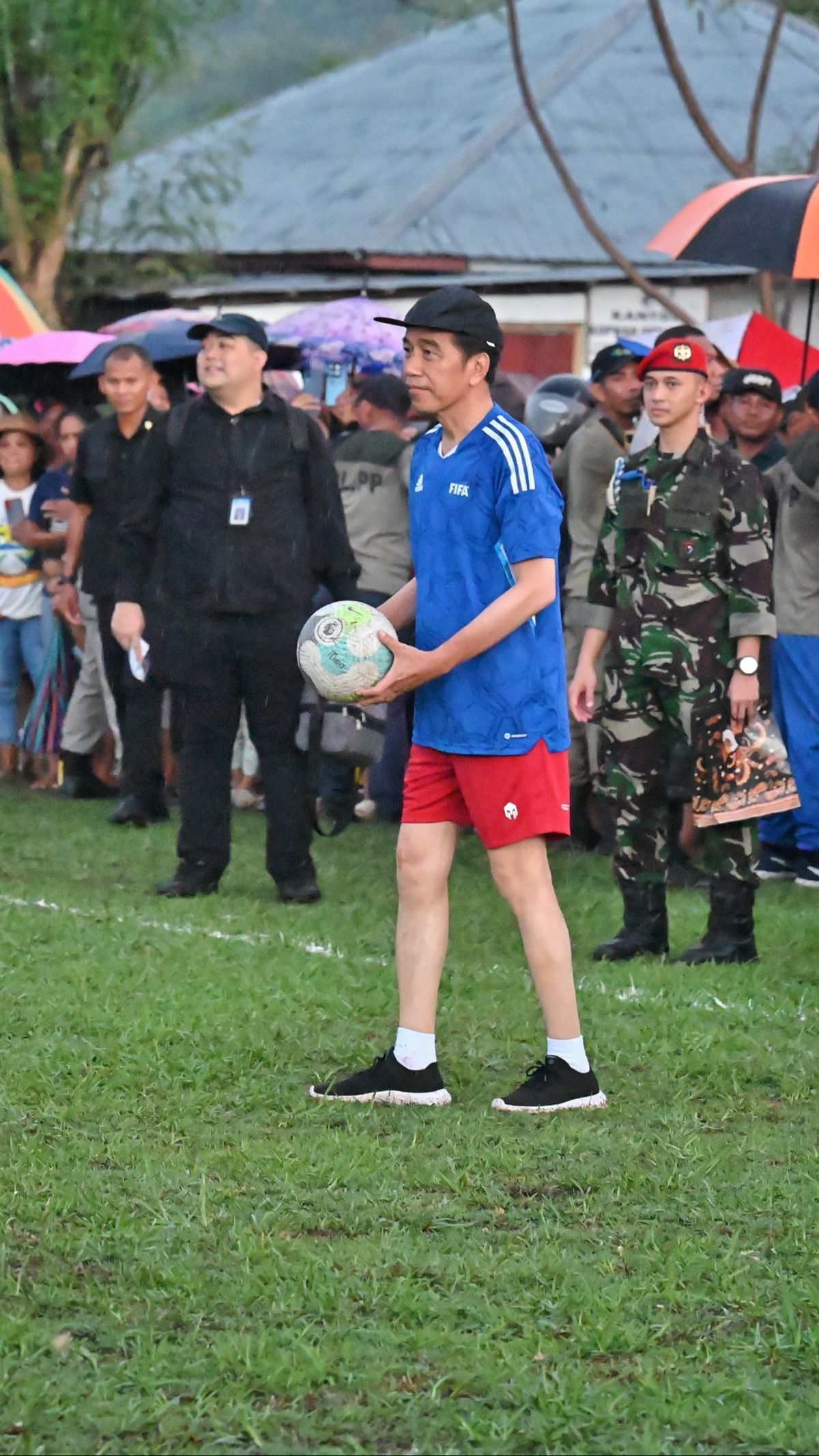 VIDEO: Momen Jokowi Beri Pesan Usai Bermain Bola di Masa Kampanye, Lanjut Asik Joget