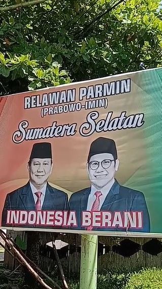 Beda dari yang Lain, Penampakan Baliho di Tepi Jalan Sumatera Selatan Ini Curi Perhatian