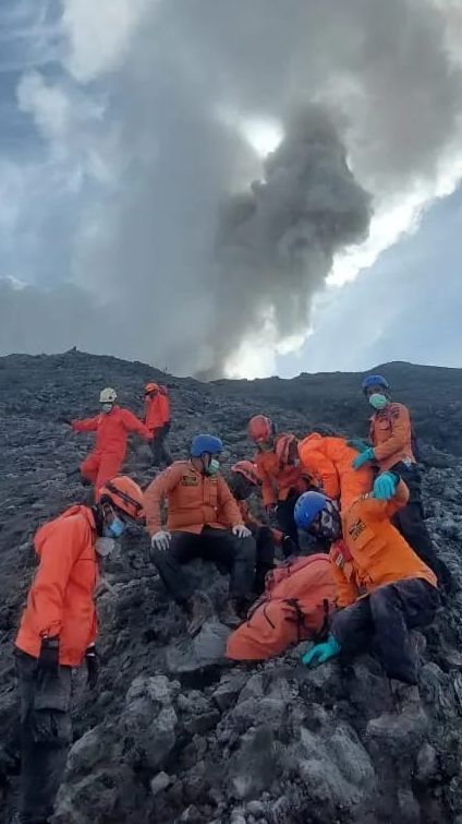 FOTO Perjuangan Tim SAR Bawa Turun Jenazah Pendaki Korban Erupsi dari Puncak Gunung Marapi