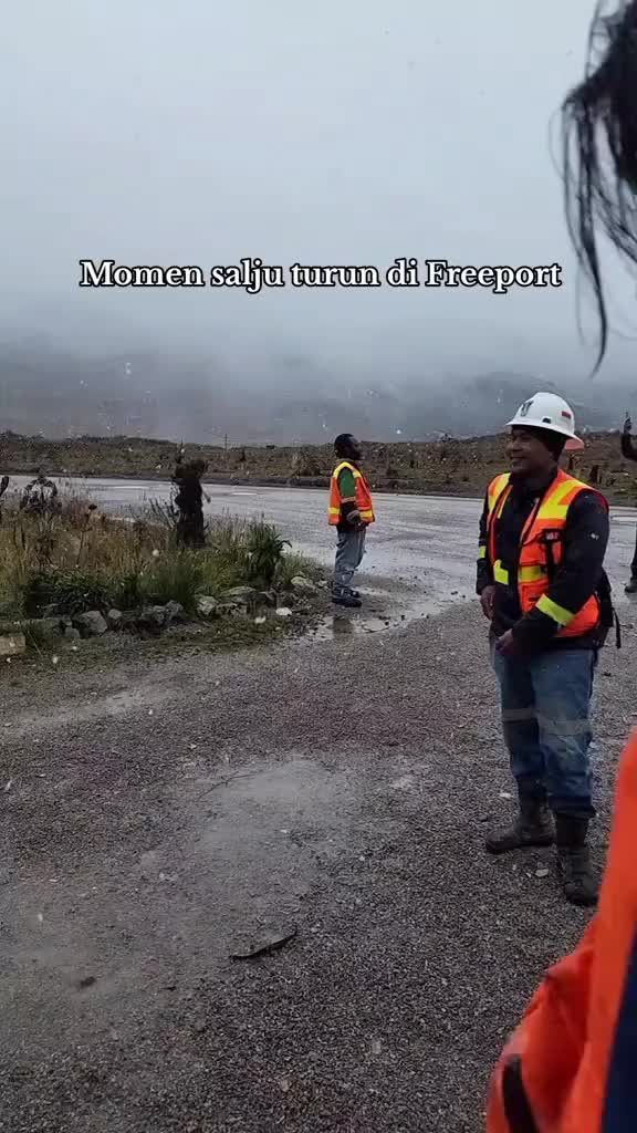 VIDEO: Momen Salju Turun di Grasberg Tembagapura Mimika Papua Tengah