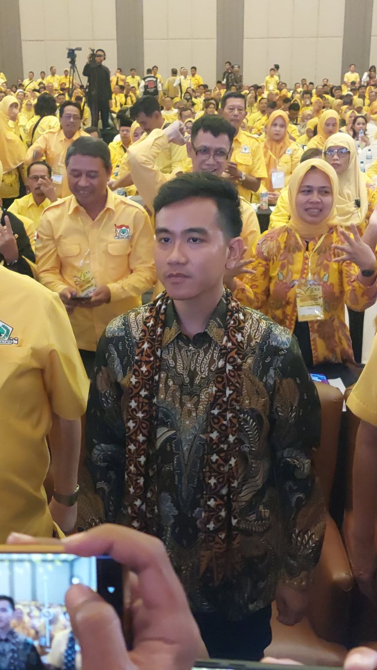 Mengenakan Batik Lengan Panjang, Gibran Hadiri Rakerda Golkar di Sukoharjo