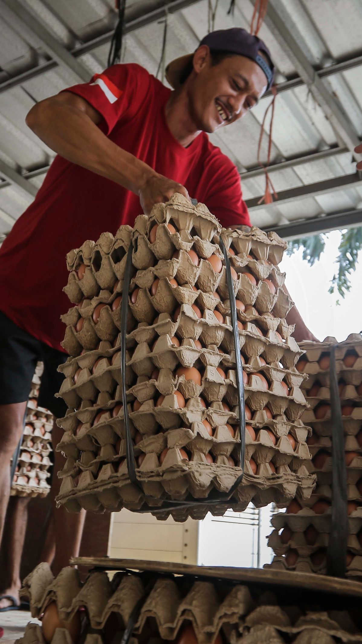 FOTO: Telur Pecah Mulai Diburu Pelanggan di Tengah Kenaikan Harga Telur Ayam Jelang Natal dan Tahun Baru