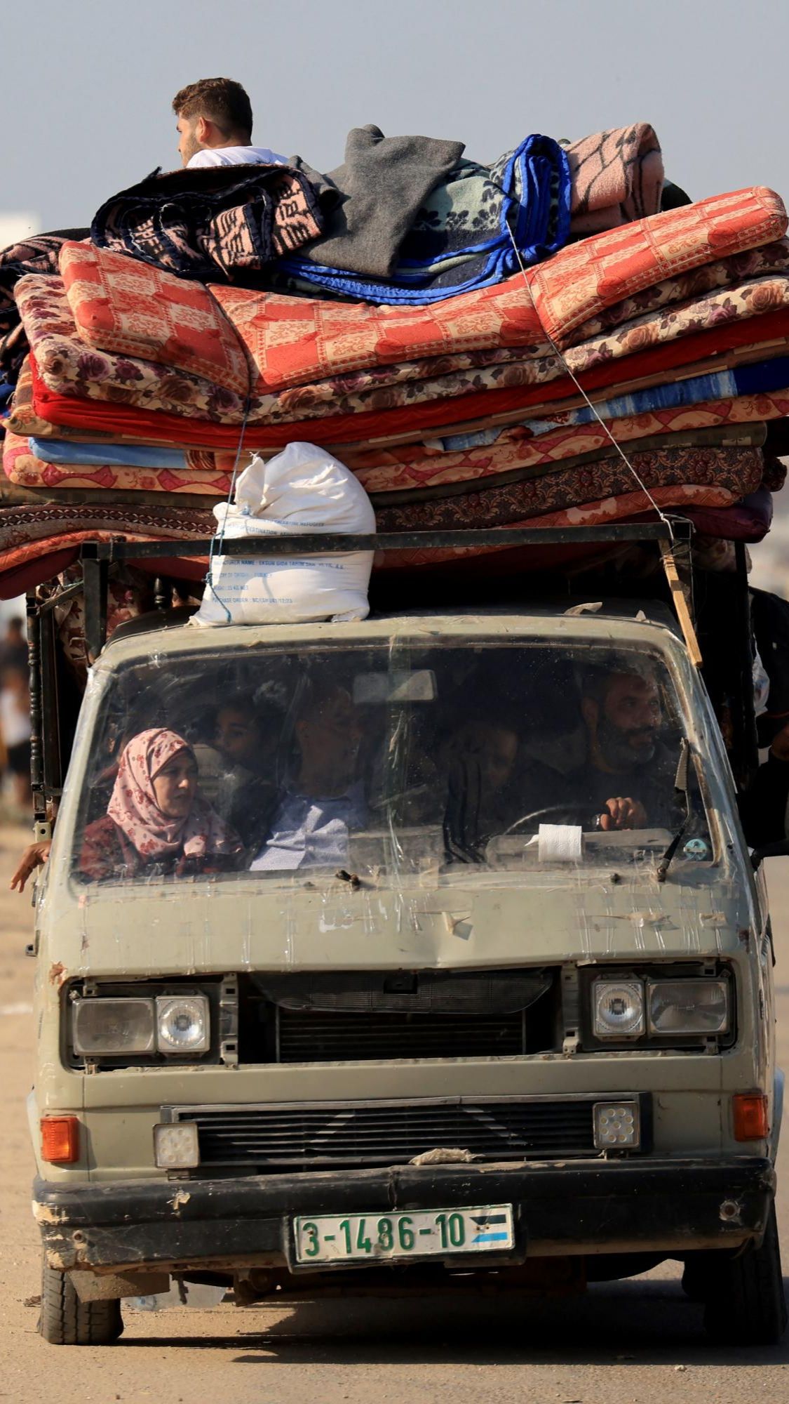 FOTO: Gelombang Pengungsi Ratusan Ribu Warga Palestina Tinggalkan Khan Younnis ke Rafah untuk Hindari Peperangan Hamas dengan Israel