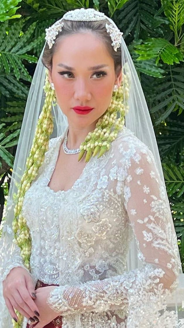 Lipstik Merah Menyala, 8 Foto Detail Makeup Akad Nikah Bunga Citra Lestari