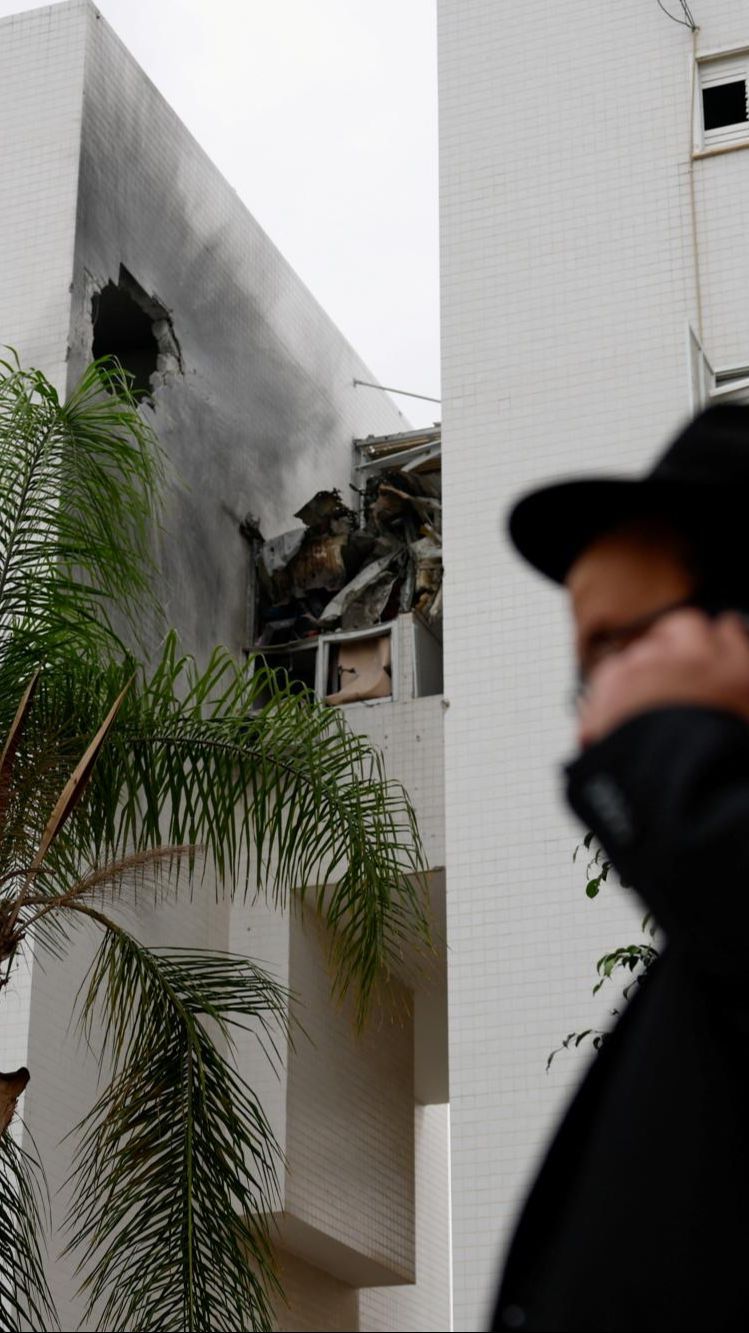 FOTO: Tembus Iron Dome Israel, Serangan Roket Gaza Jebol Tembok Apartemen di Ashkelon