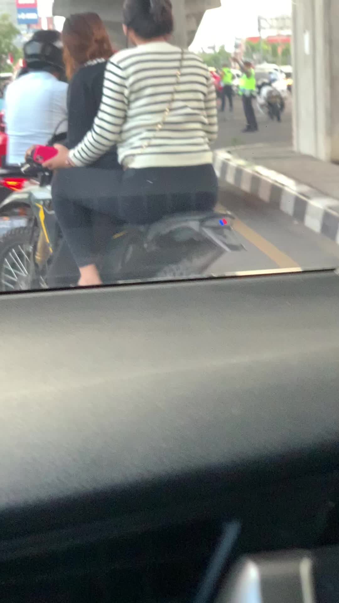 VIDEO: Polisi Sibuk Main HP, Dua Wanita Boncengan Naik Motor Tanpa Helm Lolos dari Tilang