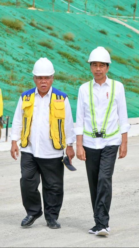 VIDEO: Jokowi Tiba-Tiba Turun Bergoyang Maumere di NTT, Pak Bas Beraksi Gebuk Drum