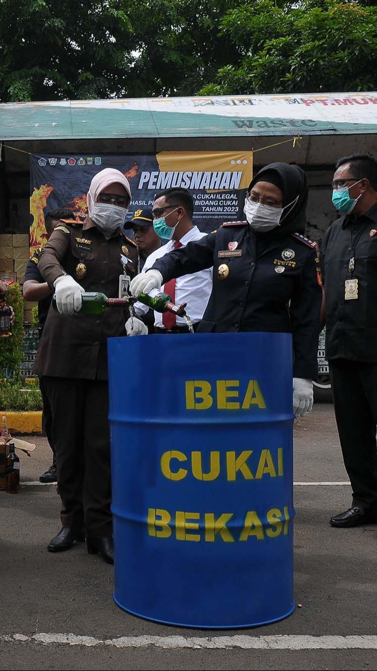 FOTO: Bea Cukai Bekasi Musnahkan Rokok dan Miras Ilegal, Nilainya Tembus Rp 8,14 Miliar