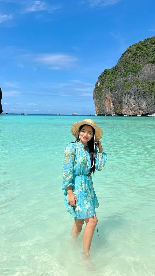 Gaya Titi Kamal saat Menikmati Keindahan Pantai di Phi Phi Island Thailand, So Sweet Banget Bareng Suami