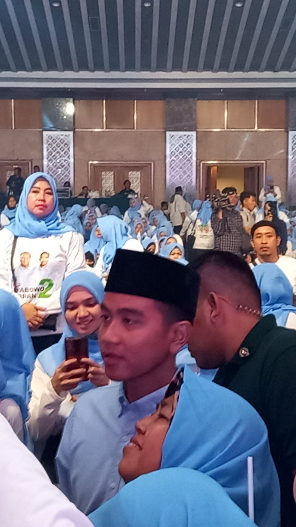 Gibran Hadiri Deklarasi Dukungan Pergerakan Perempuan Muda Nahdliyin, Peserta Rebutan Foto